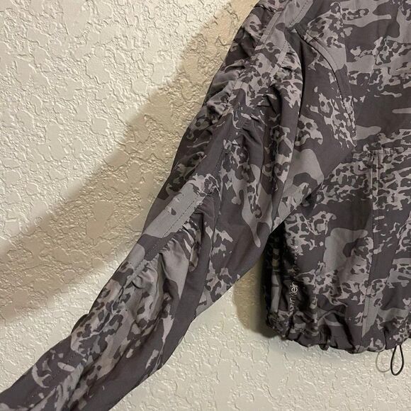 Calvin Klein Performance Print Funnel Collar 1/2 Zip Pullover - Picture 5 of 12